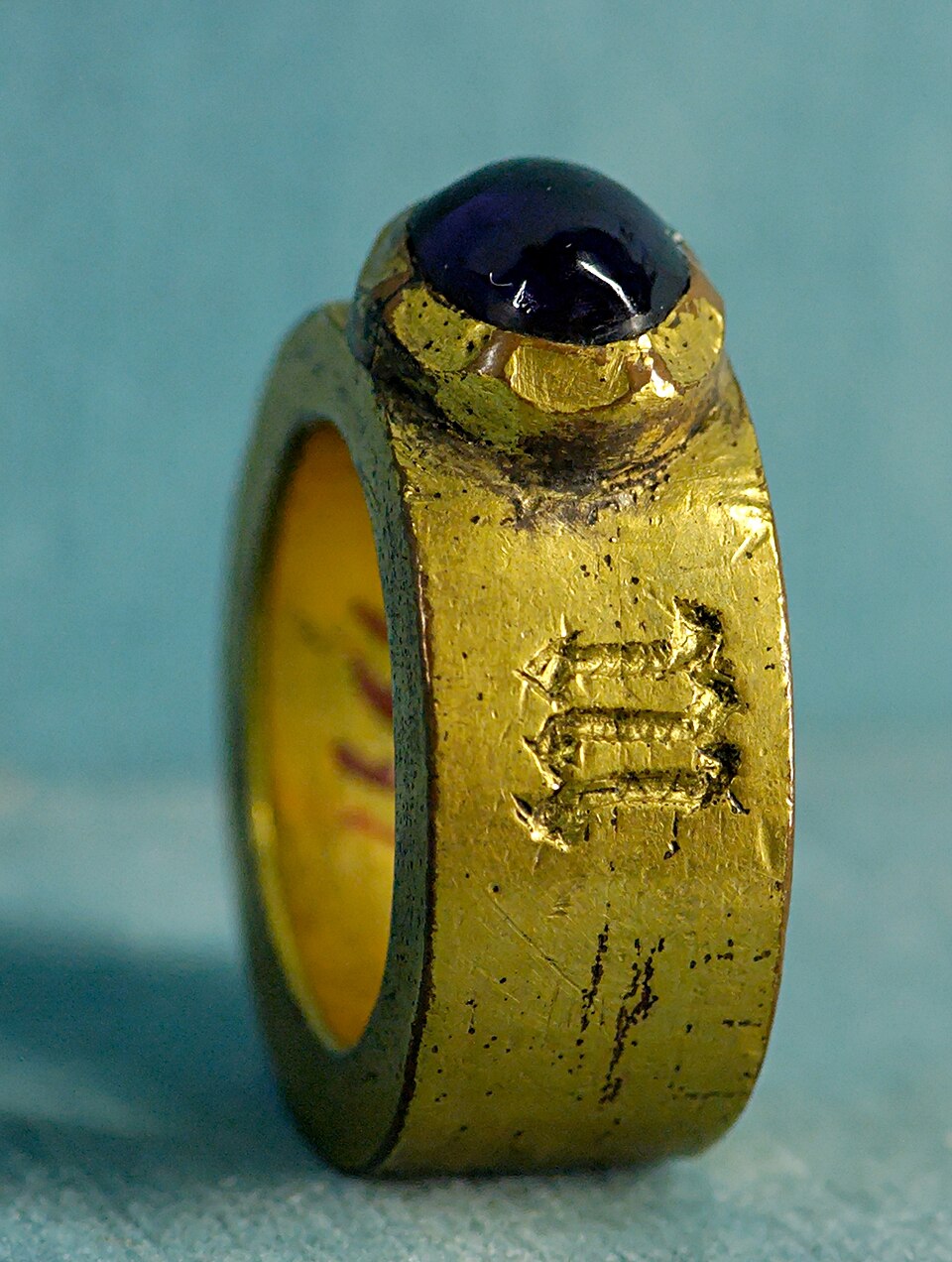 Pastoral ring. Gilt bronze and amethyst
