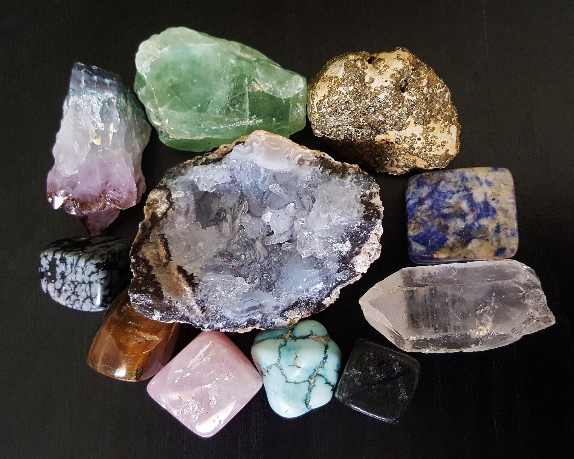 Magical Stones: The Special Properties Of Obsidian - DSF Antique Jewelry