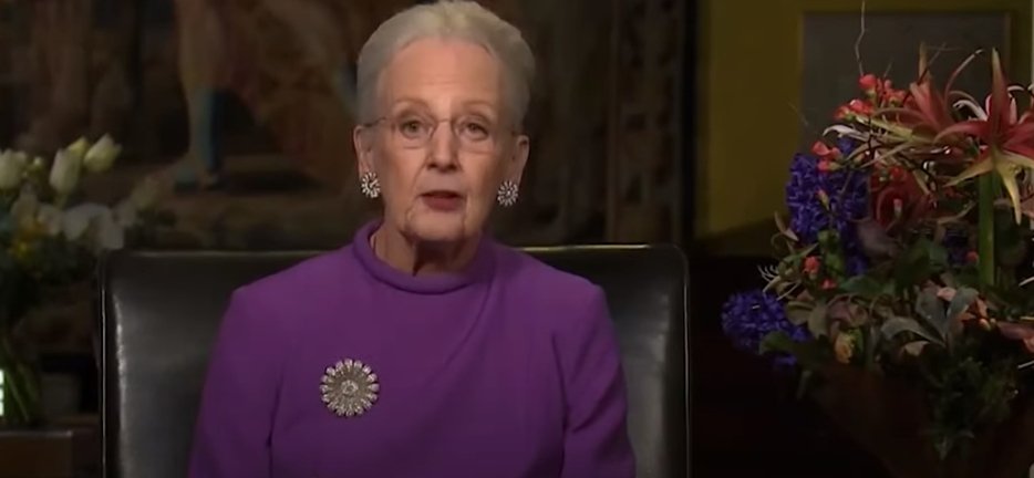 Who Is The Queen Who Won The Oscar For "Best Costume Designer"? - DSF Antique Jewelry