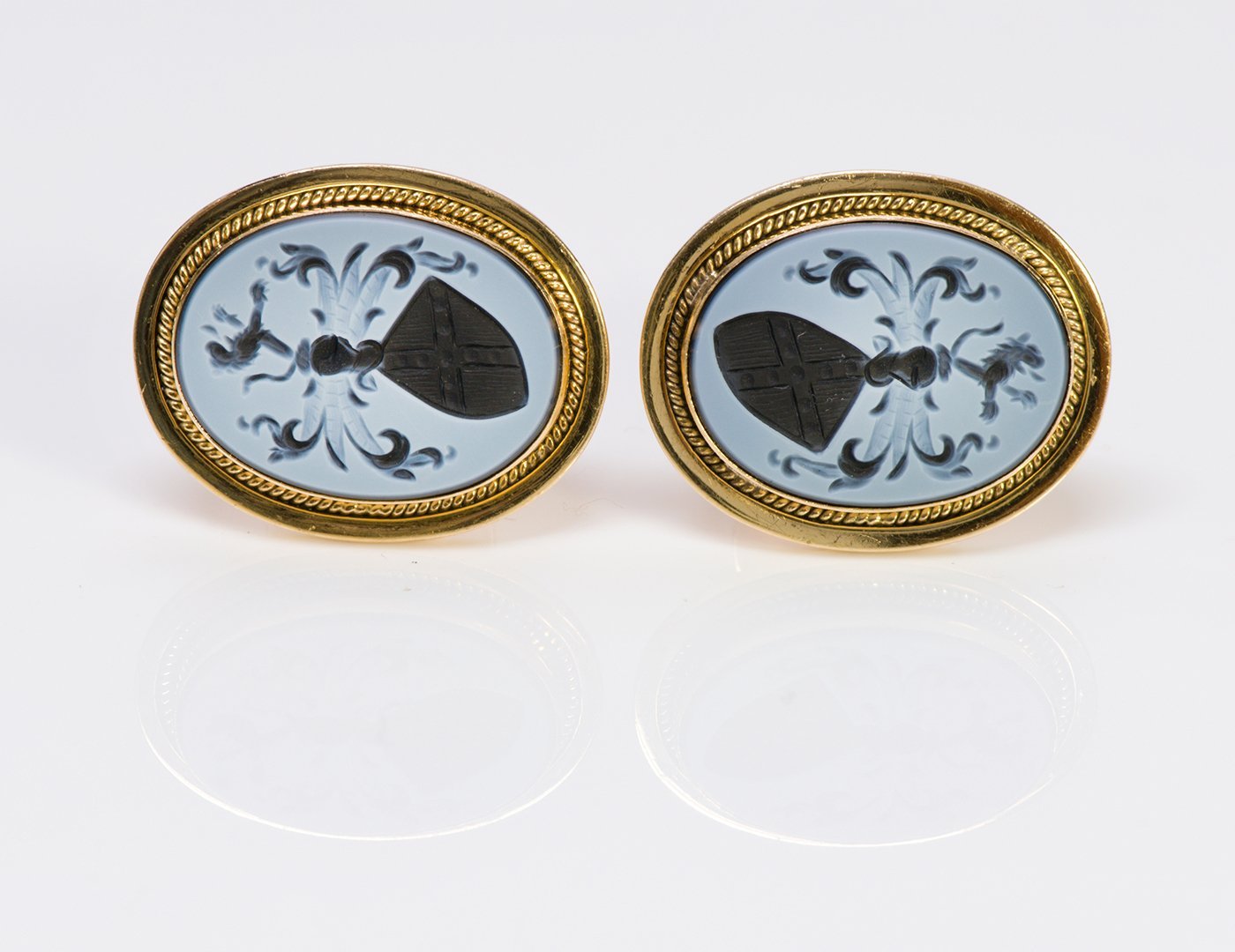 Antique Agate Intaglio Crest Gold Cufflinks