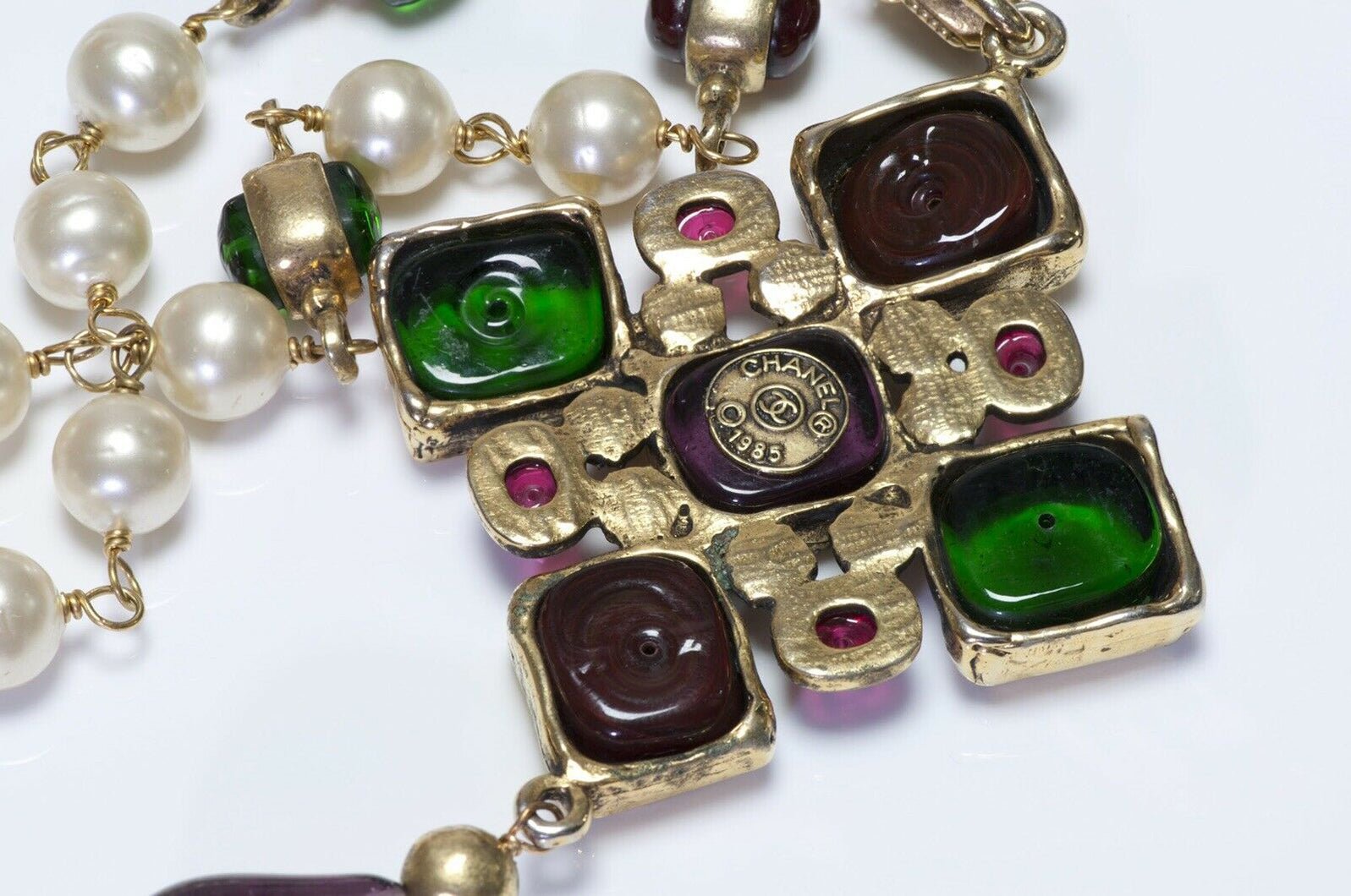CHANEL 1985 Gripoix Red Green Glass Pearl Pendant Necklace