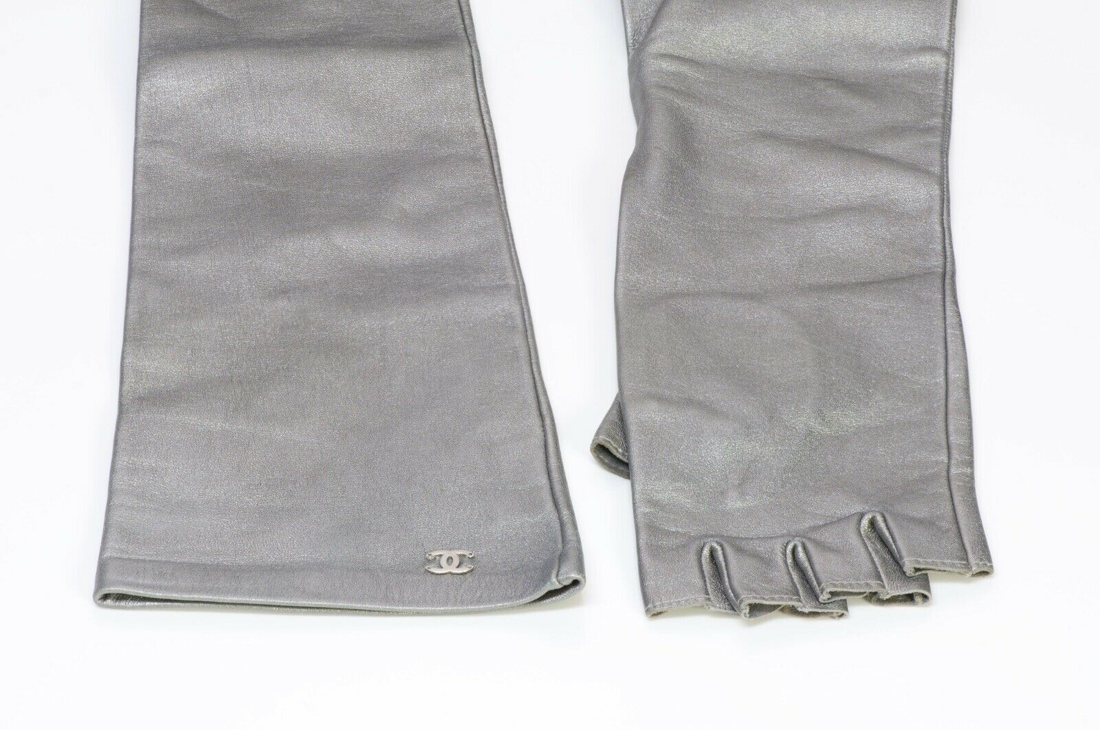 CHANEL CC Gray Silver Leather Long Fingerless Women’s Gloves
