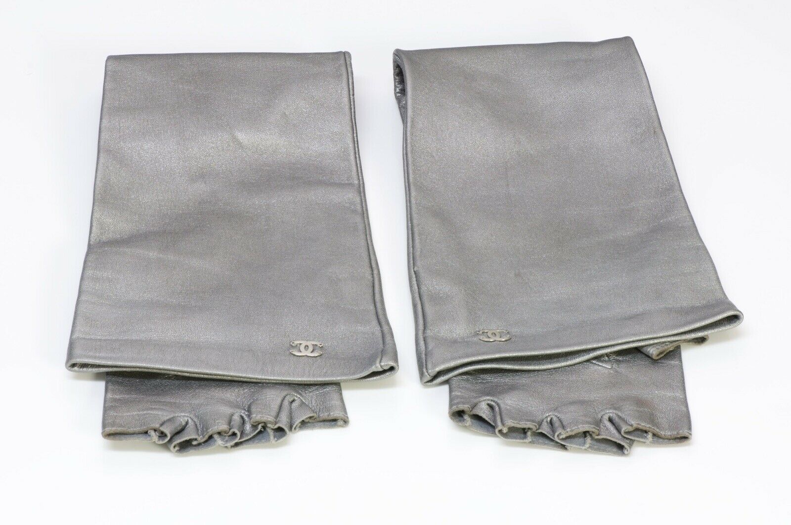 CHANEL CC Gray Silver Leather Long Fingerless Women’s Gloves