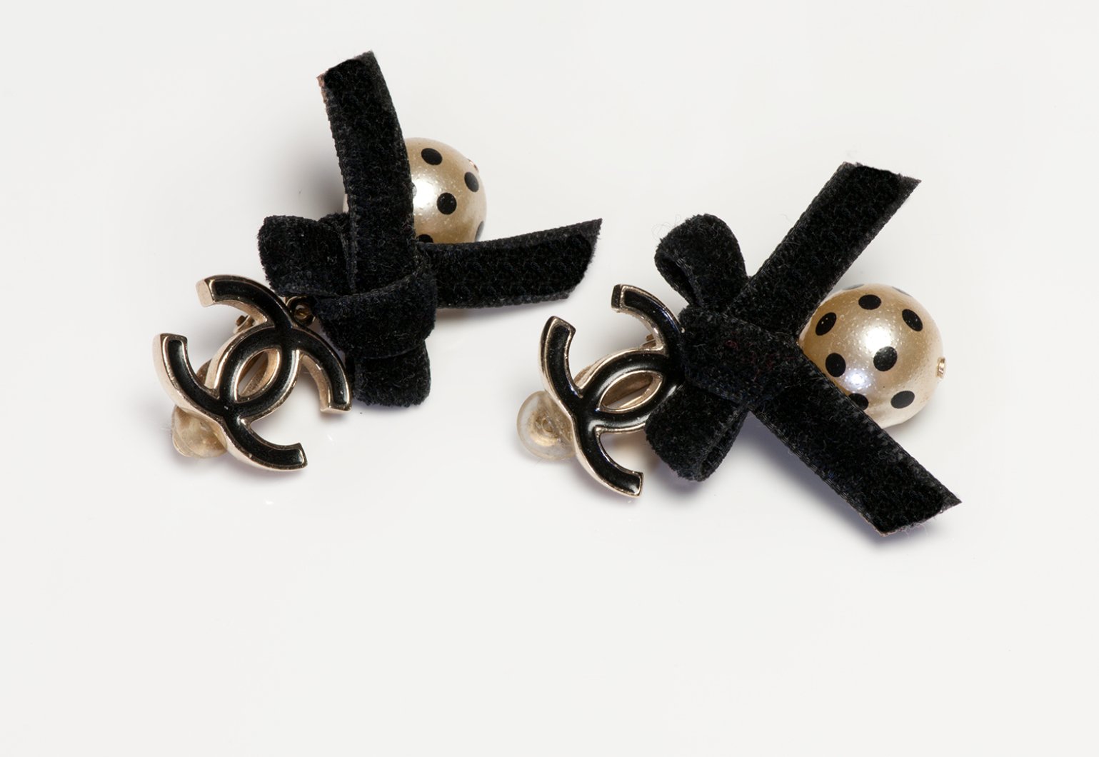 CHANEL Paris Cruise 2007 CC Black Velvet Enamel Bow Polka Dot Pearl Earrings