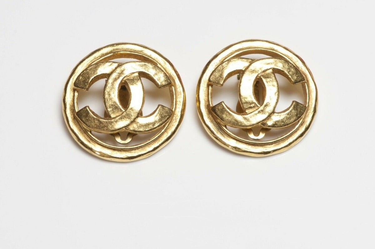 CHANEL Paris Spring 1994 Gold Plated CC Round Earrings display picture 2