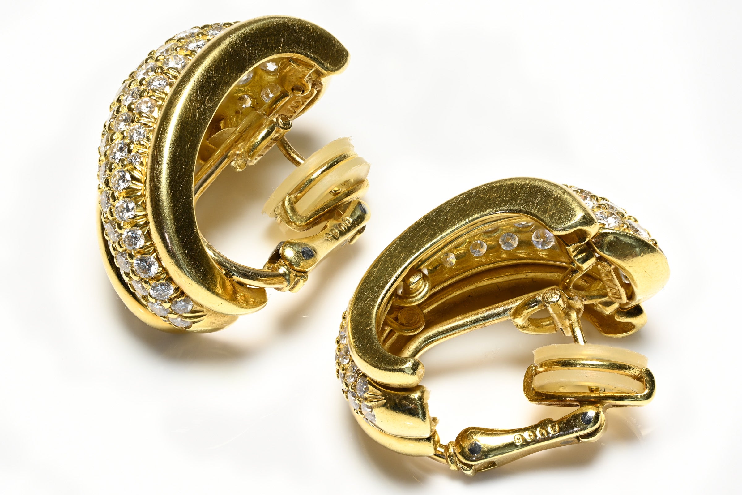 Kurt Wayne 18K Gold Round Brilliant Cut Diamond Earrings