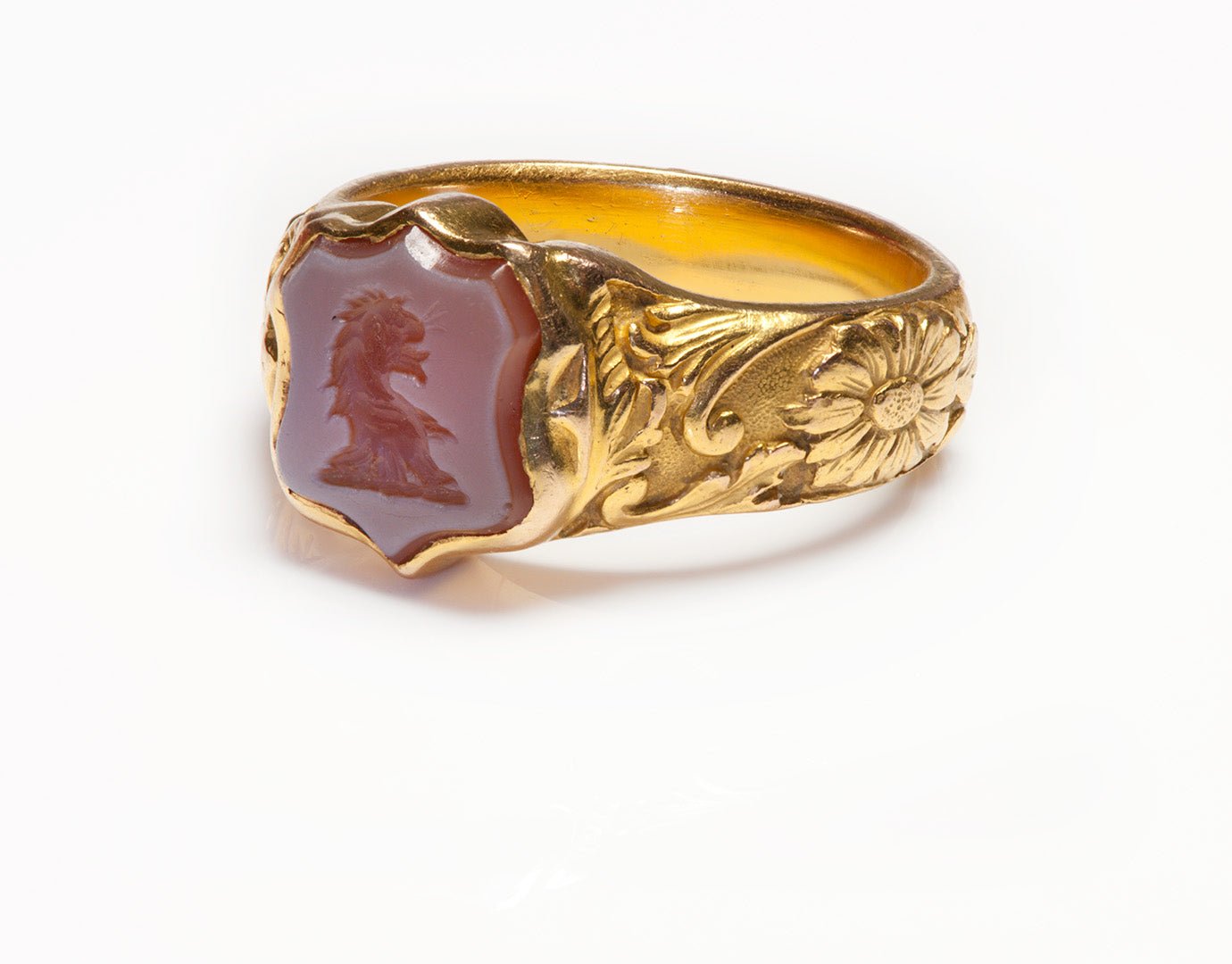 Exquisite Antique Gustav Manz 18K Gold Shield Agate Intaglio Men's Ring