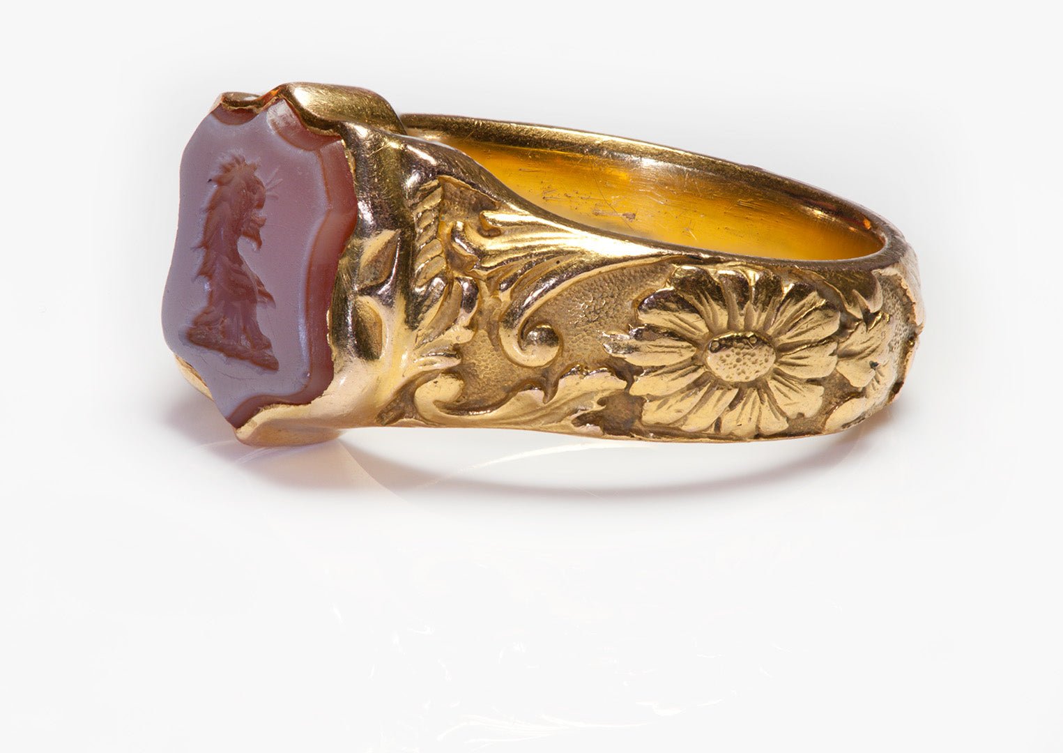 Exquisite Antique Gustav Manz 18K Gold Shield Agate Intaglio Men's Ring