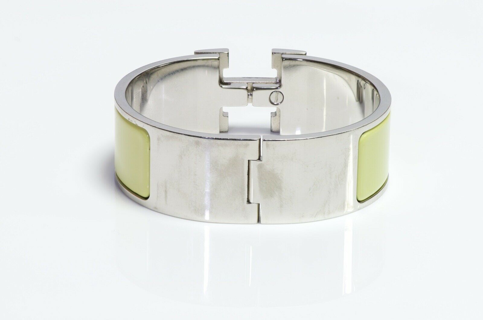 HERMES Paris Wide Chartreuse Green Enamel Clic Clac Bracelet PM