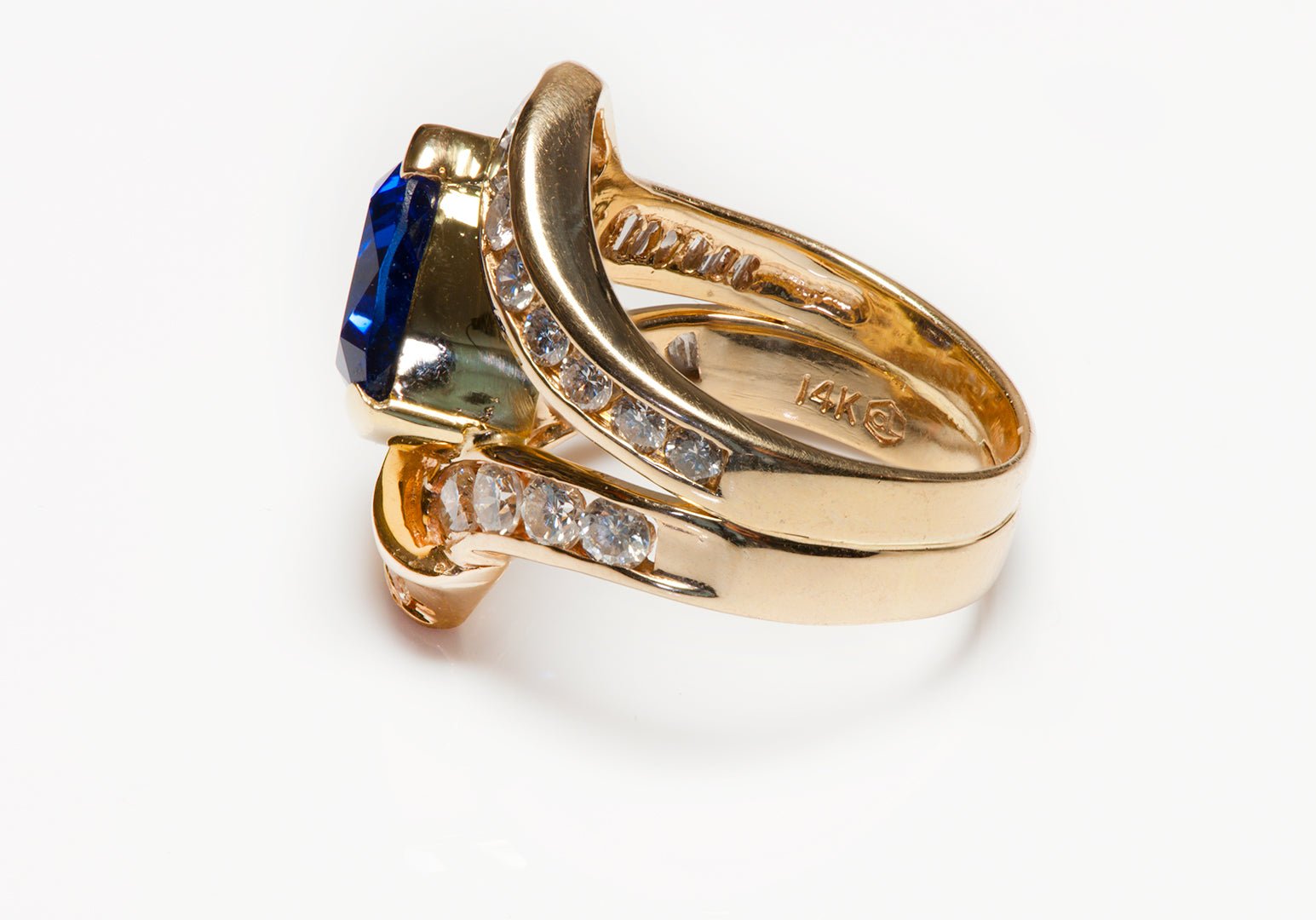 Tanzanite Gold Baguette & Round Brilliant Cut Diamond Ring