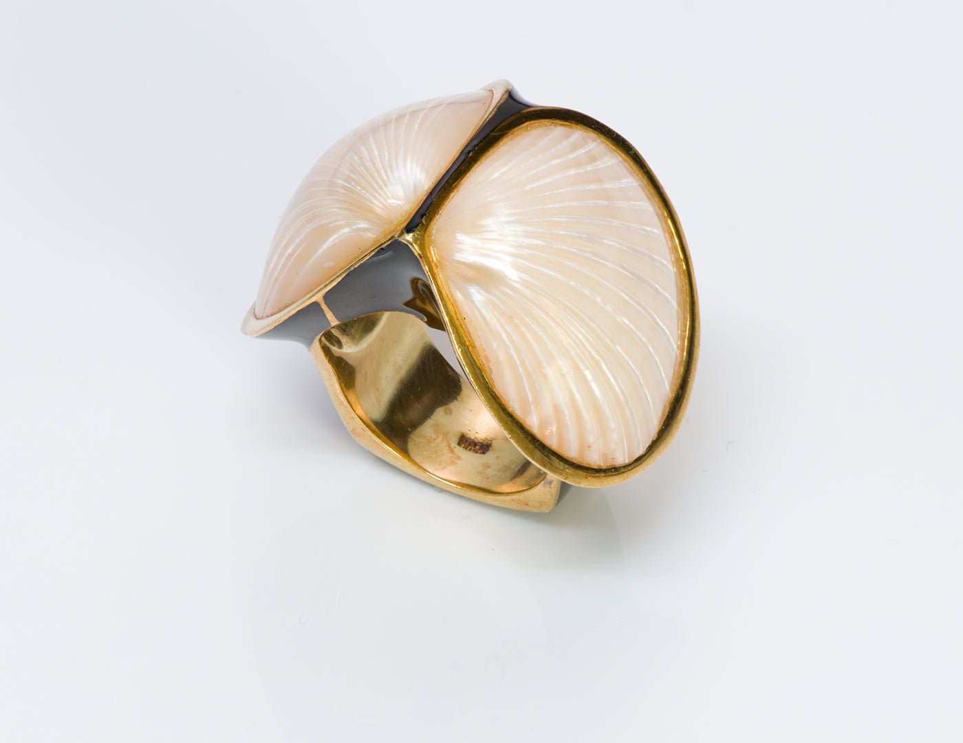 Vintage Black Enamel 18K Gold Shell Ring