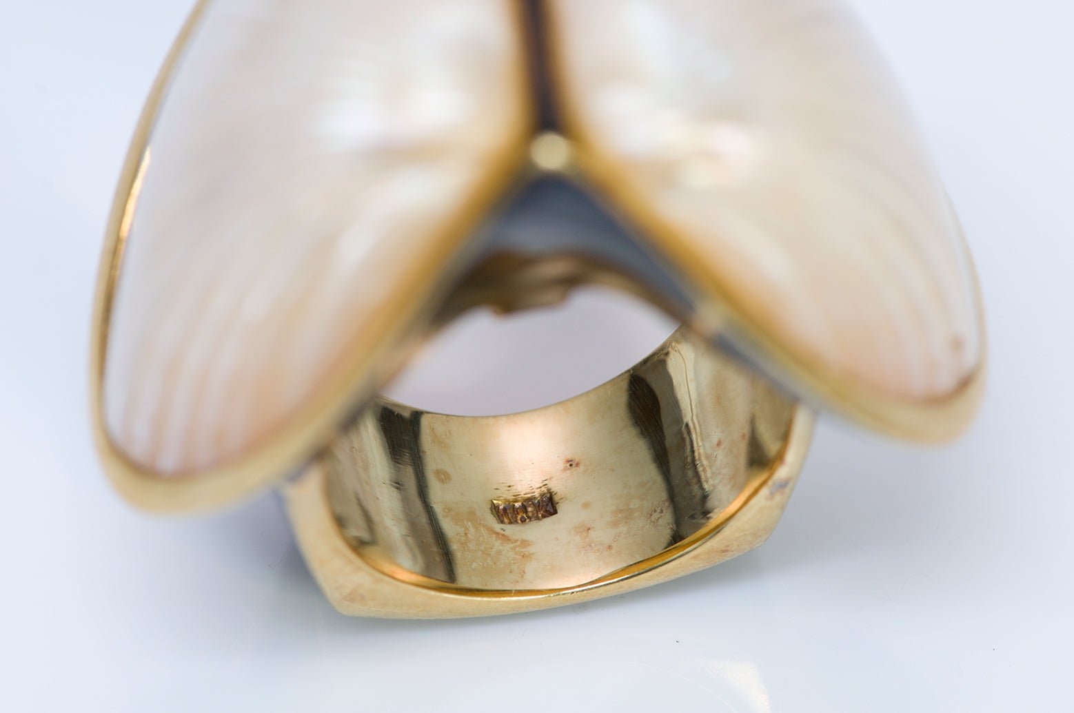Vintage Black Enamel 18K Gold Shell Ring