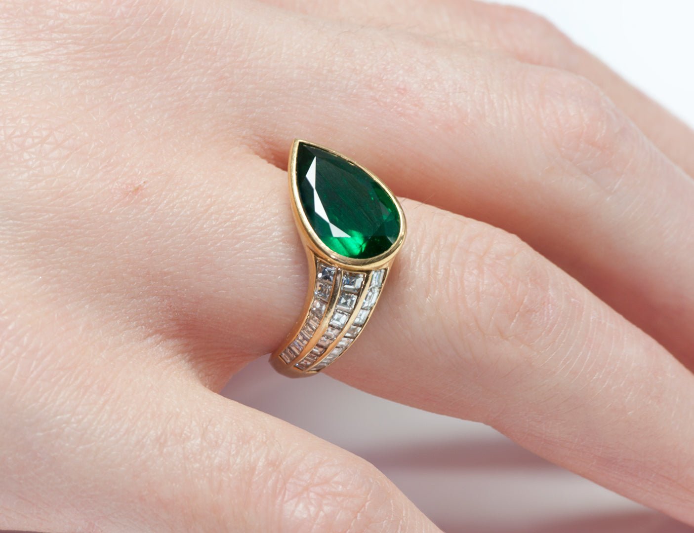 Vintage Pear Shaped Emerald Diamond 18K Yellow Gold Ring