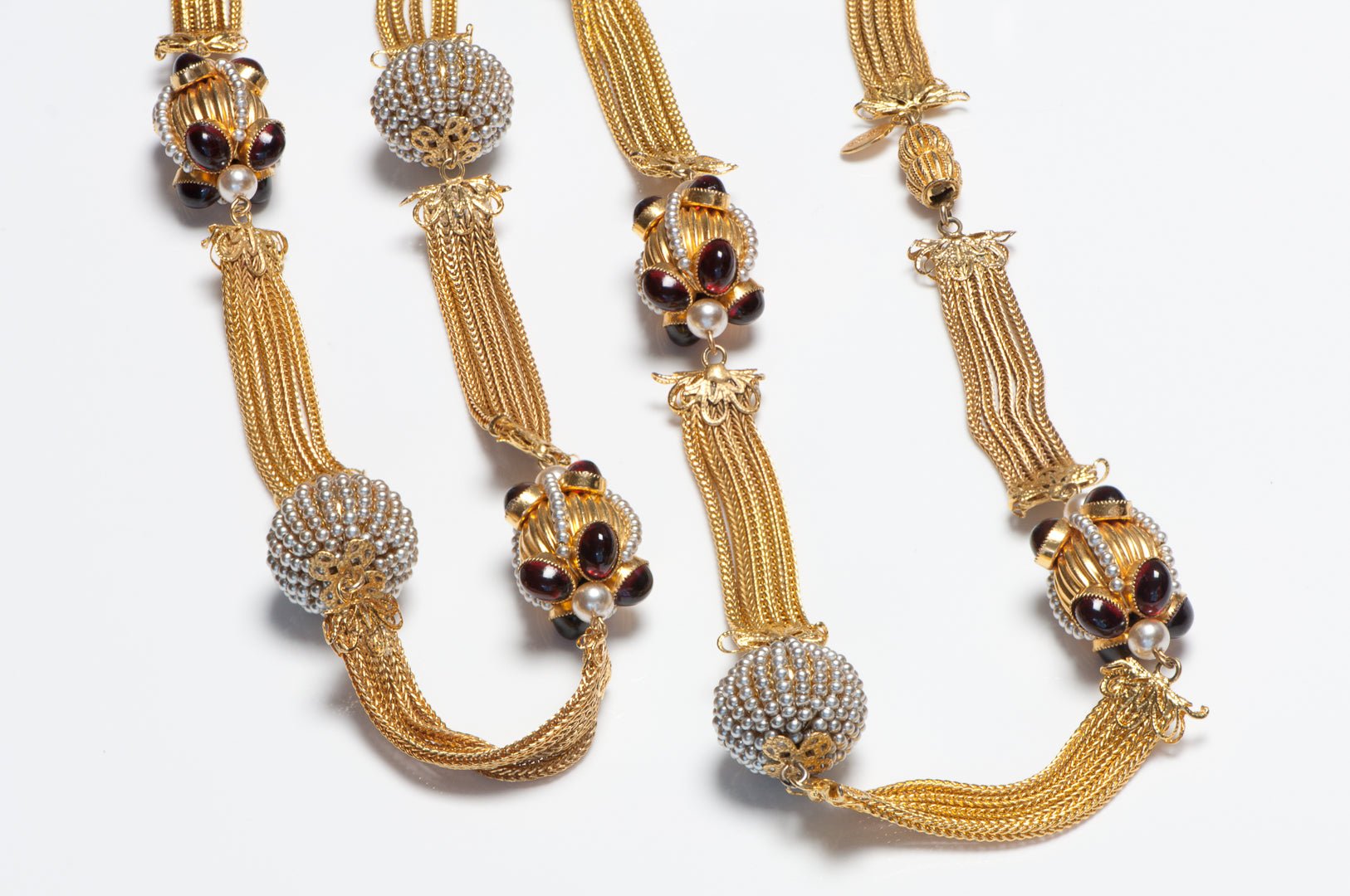 William DeLillo 1970’s Gripoix Red Cabochon Glass Pearl Sautoir Chain Necklace