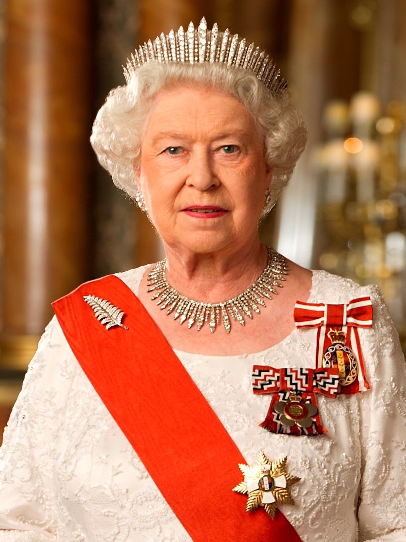 Queen Elizabeth's Impressive Fortune And The Magnificent Crown Jewels - DSF Antique Jewelry