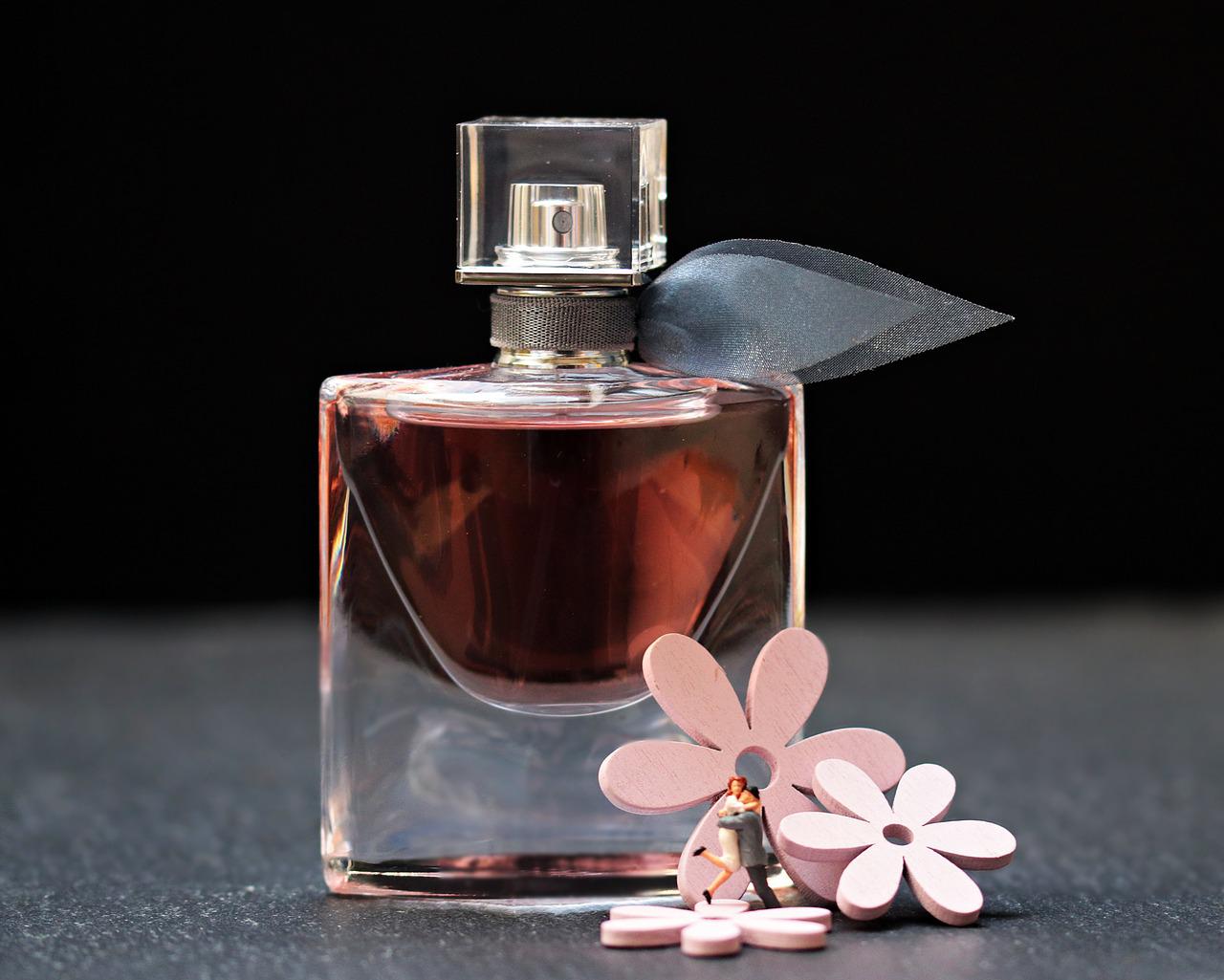 How To Choose The Right Perfume For Women - Secrets Revealed - DSF Antique Jewelry
