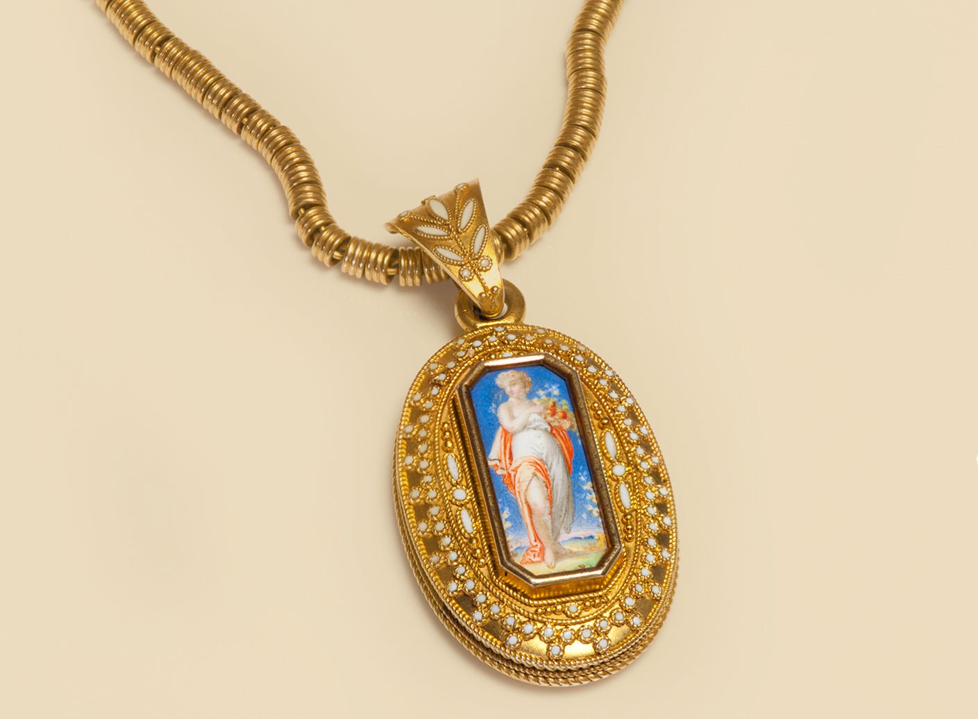Surprise Your Loved Ones At Important Moments With Antique Jewelry - DSF Antique Jewelry
