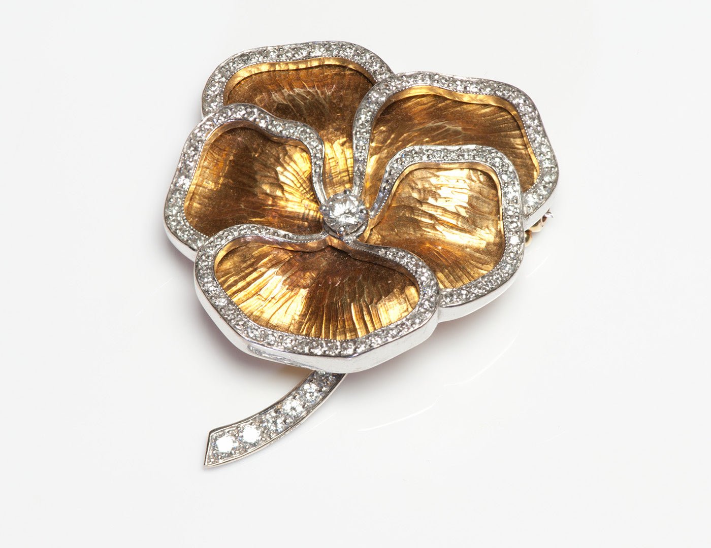 The Appeal of Gold Brooches: Why Every Collection Needs One - DSF Antique Jewelry