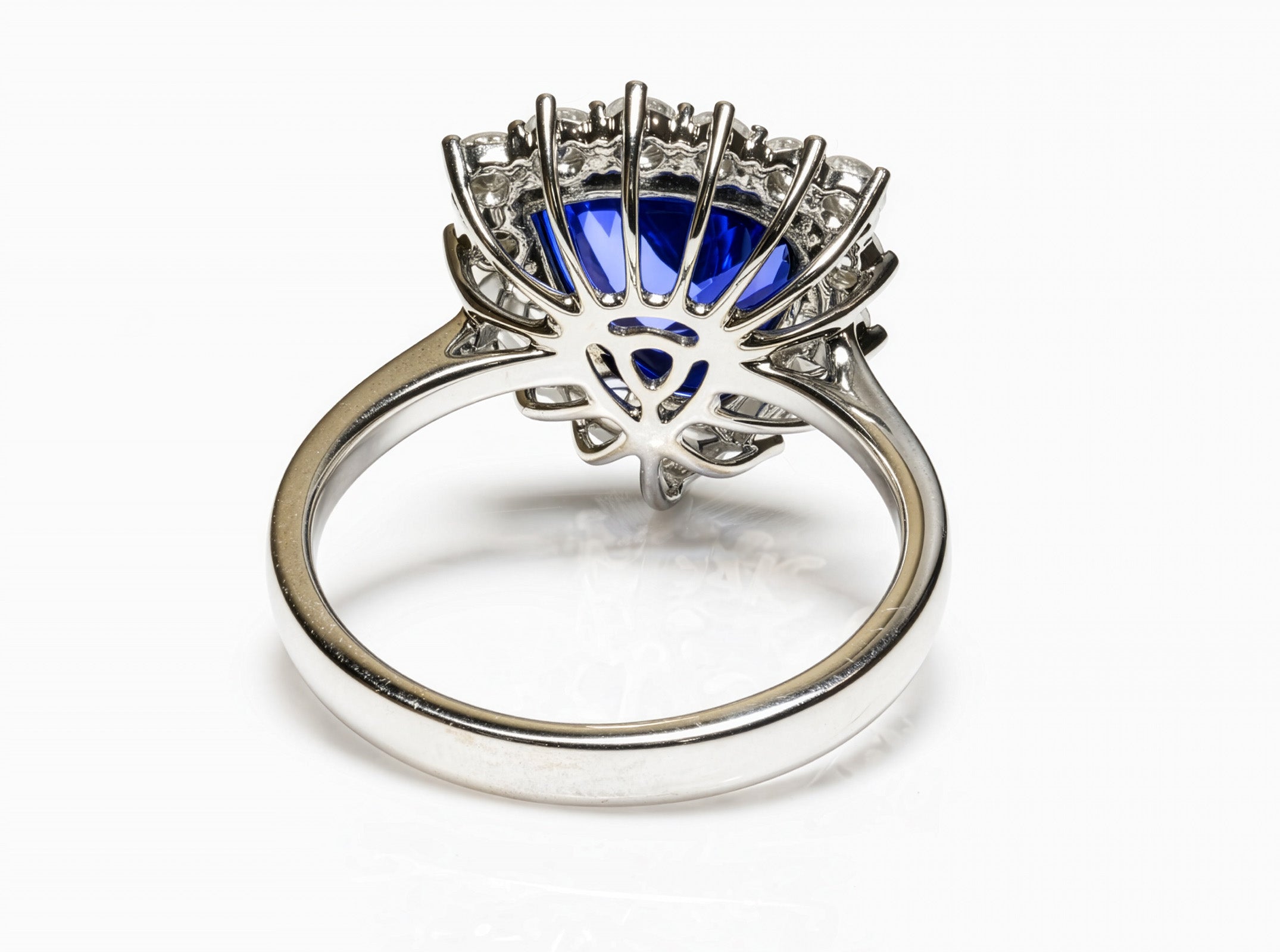 Trillion-Cut Tanzanite Ring Round Brilliant Diamonds white gold 