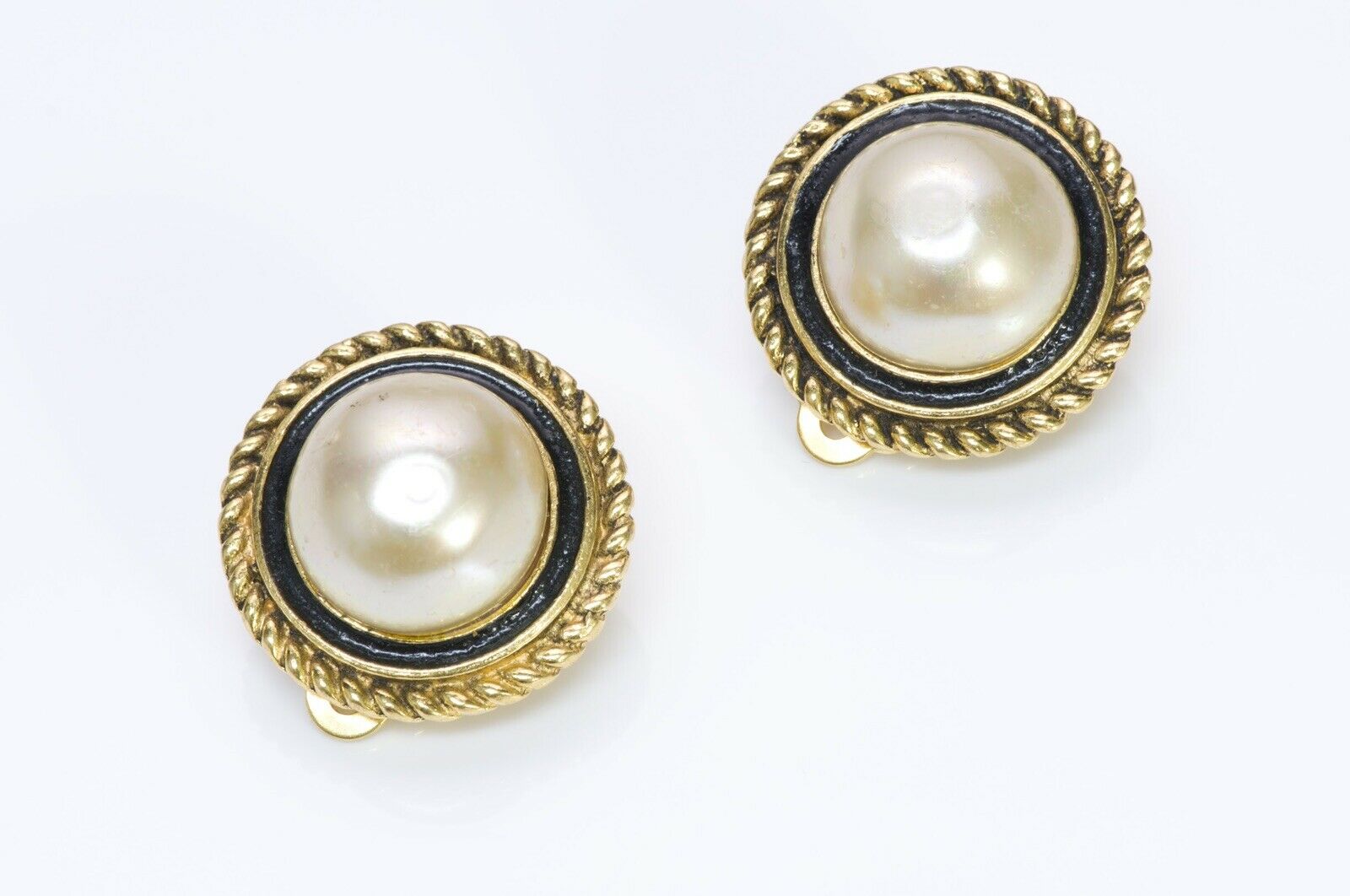 CHANEL 1982 Black Enamel Pearl Earrings - DSF Antique Jewelry