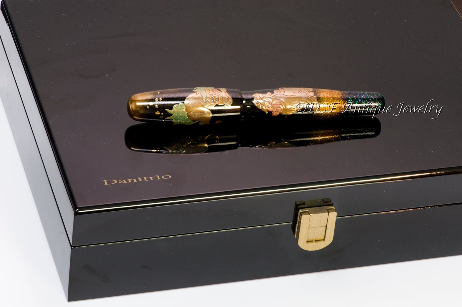 Danitrio Lion SHISHI Maki-e Hyotan Lacquer Fountain Pen