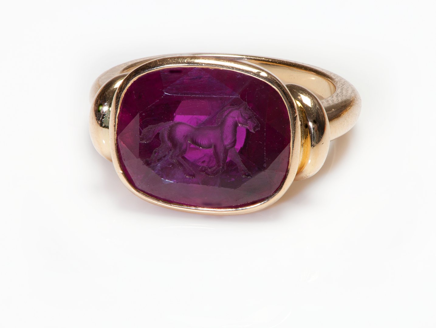Vintage 18K Gold Ruby Carved Horse Intaglio Ring