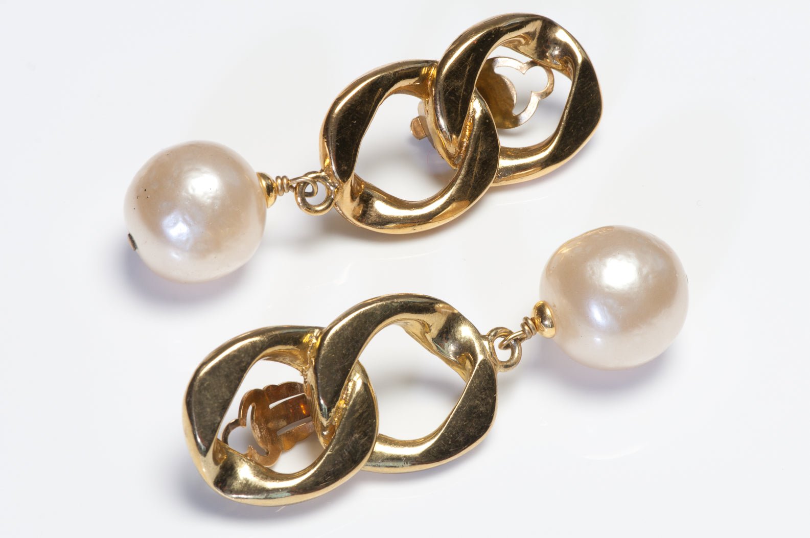 Vintage 1990’s Chanel Collection 28 Gold Plated Chain Link Pearl Earrings