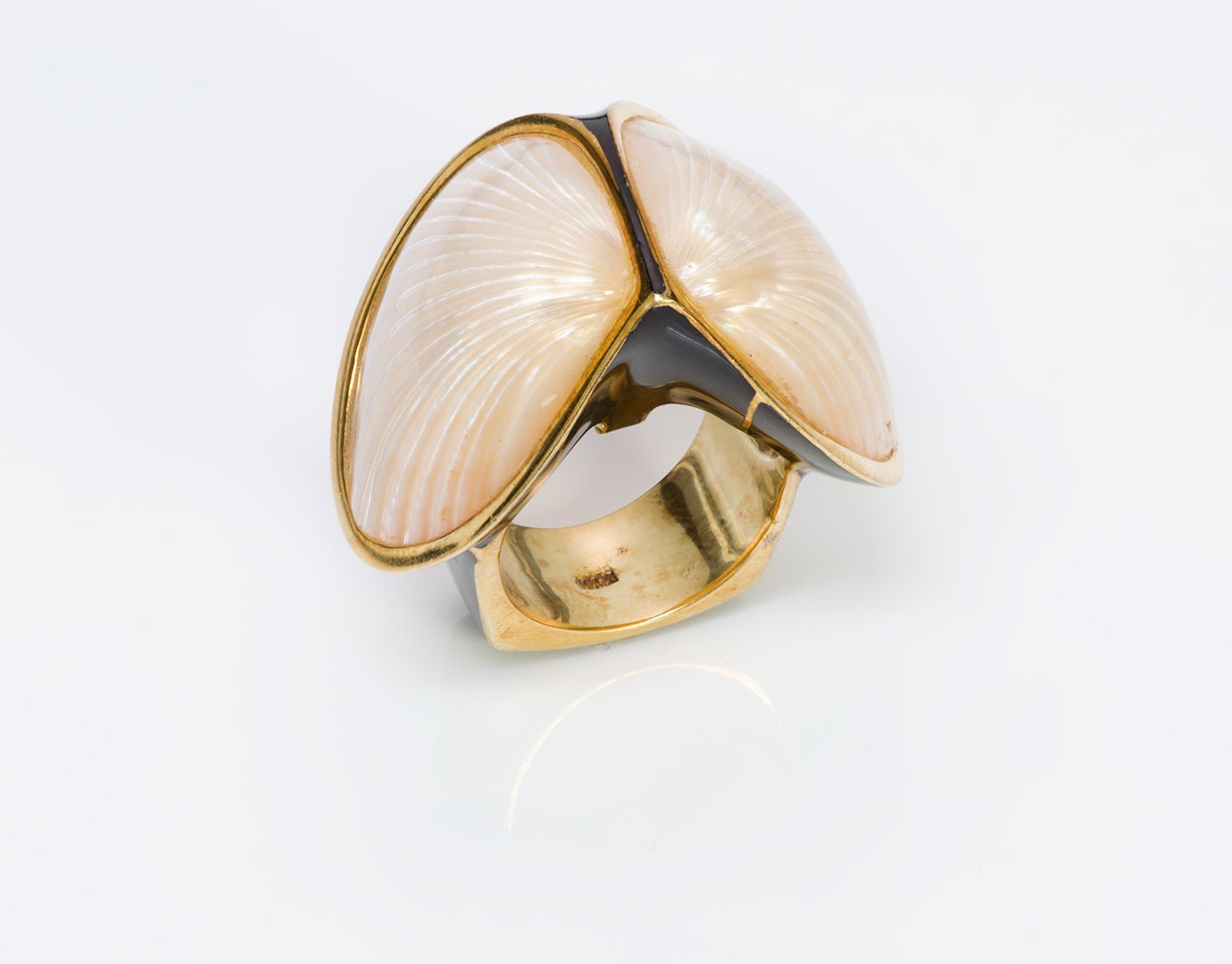 Vintage Black Enamel 18K Gold Shell Ring