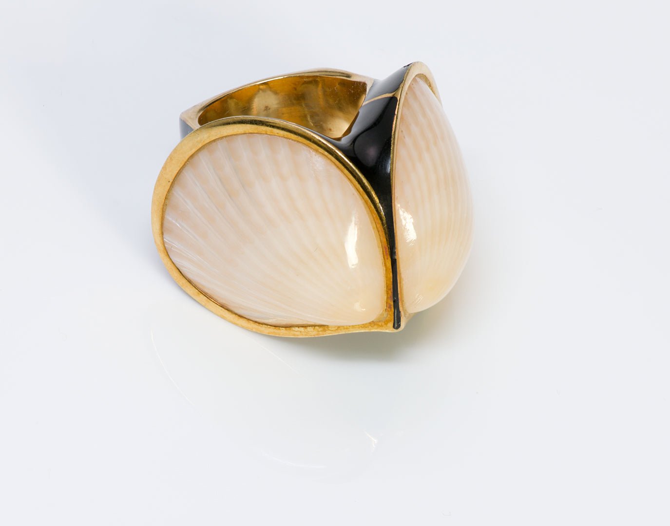 Vintage Black Enamel 18K Gold Shell Ring