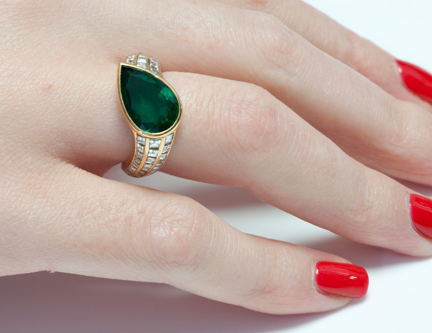 Vintage Pear Shaped Emerald Diamond 18K Yellow Gold Ring
