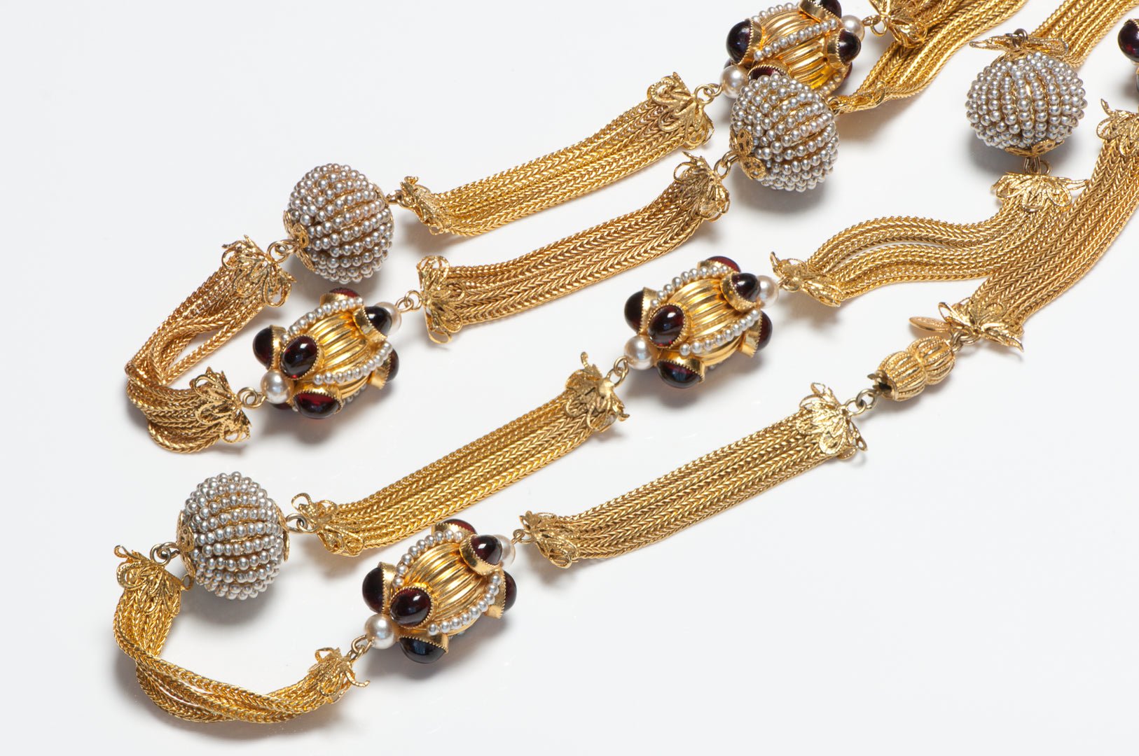 William DeLillo 1970’s Gripoix Red Cabochon Glass Pearl Sautoir Chain Necklace