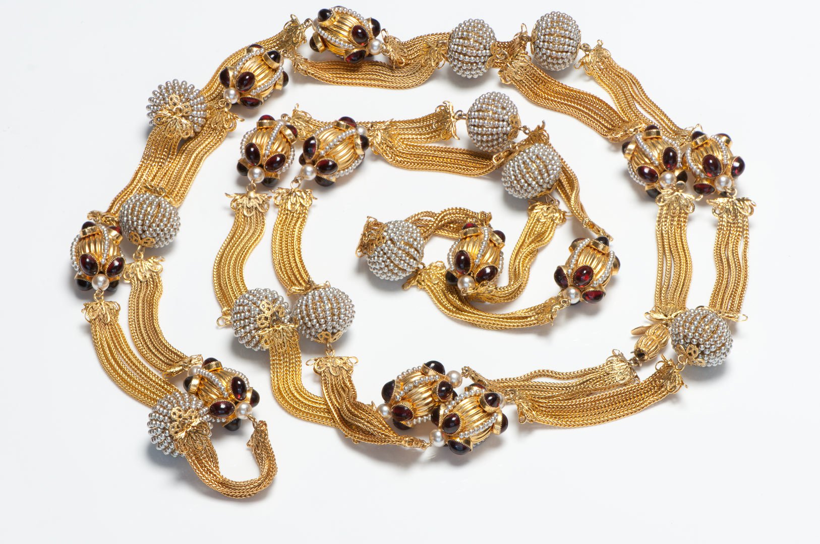 William DeLillo 1970’s Gripoix Red Cabochon Glass Pearl Sautoir Chain Necklace